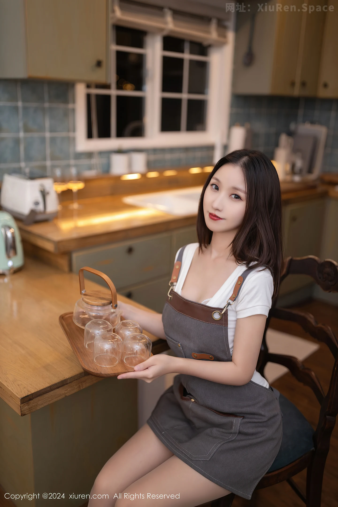 图片[2]-[XiuRen秀人网] VOL.9335 模特杏子Yada咖啡师装扮性感V领T恤配肉丝袜秀曼妙身姿诱惑写真82P-秀人网官方网站